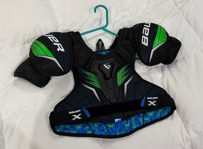 Medium Junior Bauer X Shoulder Pads (Used)