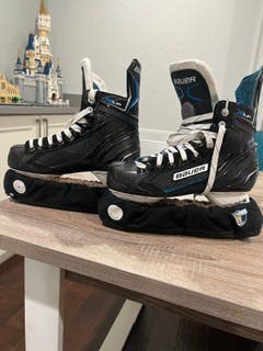 Black Bauer Hockey Skates Wide Width 7 (Used)