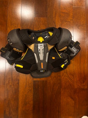 Senior Medium CCM Tacks AS-V Shoulder Pads (Used)