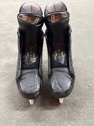 Black 2023 Bauer Vapor Hyperlite 2 Hockey Skates 7.5 (Used)
