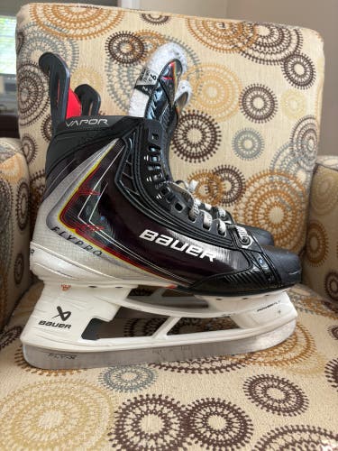 2025 Bauer Vapor Flypro Hockey Skates Regular Width 9.5 (Used)