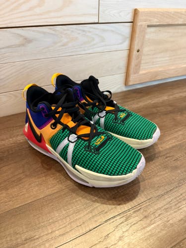 Size M 11.0 (W 12.0) Nike lebron witness 7 Shoes (Used)