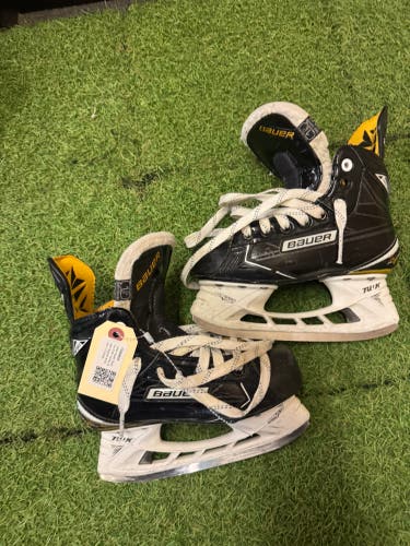 Junior Bauer Supreme S180 Hockey Skates Regular Width Size 1.5 (Used)
