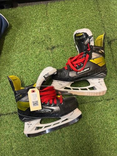 Intermediate Bauer Supreme 3S Hockey Skates Size 4.5 (Used)