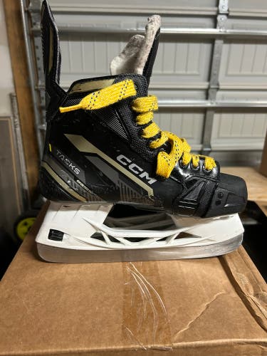 2022 CCM Tacks AS-570 Hockey Skates Extra Wide Width 6 (Used)