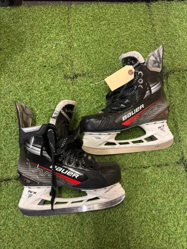 Intermediate Bauer Vapor X3 Hockey Skates Regular Width Size 5 (Used)