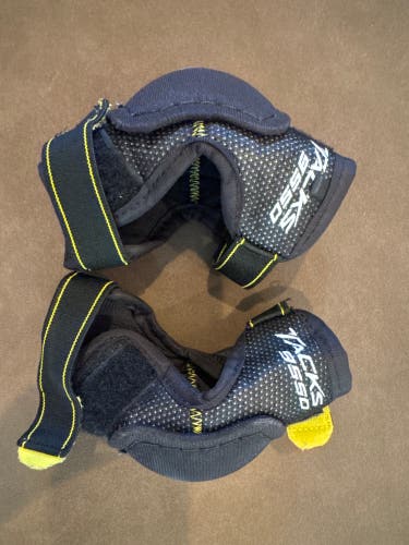 Youth Medium CCM Tacks Elbow Pads (Used)