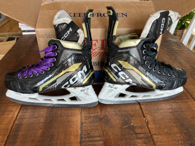 2022 CCM AS-V Pro Hockey Skates Regular Width Pro Stock 7 (Used)