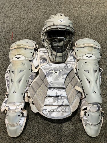 Youth Mizuno Samurai Catcher's Set (Used)