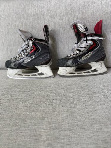 Black/Gray Bauer Vapor APX2 Hockey Skates Regular Width Size 5.5 (Used)