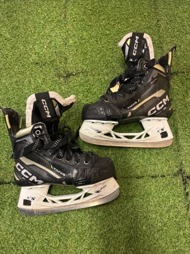 Junior CCM AS-V Hockey Skates Size 2.5 | CCM Regular Fit (Used)