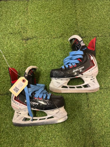 Junior Bauer Vapor Fly30 Hockey Skates Regular Width Size 2 (Used)