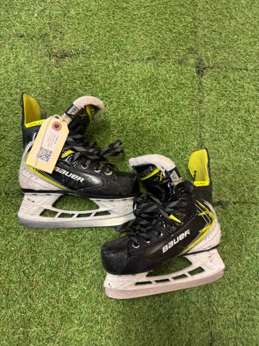 Youth Bauer Vapor Fly40 Hockey Skates Regular Width Size 11.5 (Used)