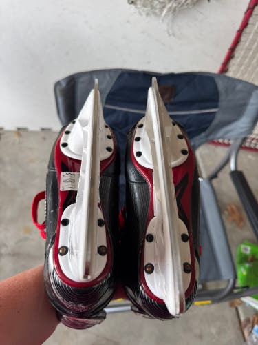Black 2017 Bauer Vapor X500 Hockey Skates Regular Width Size 1 (Used)