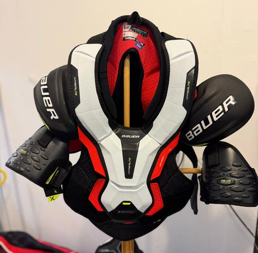 Large Senior Bauer Vapor Hyperlite Shoulder Pads (Used)
