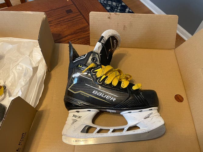 2024 Bauer Supreme M40 Hockey Skates Regular Width Size 2 (Used)