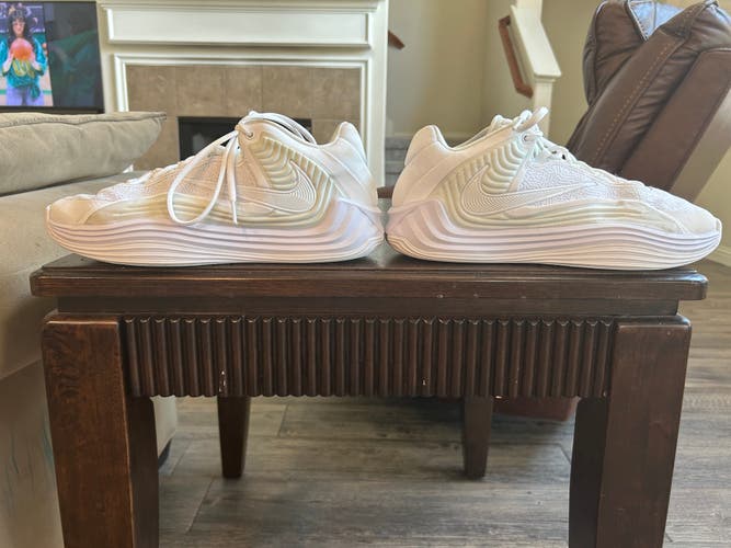 Men's Size M 10.0 (W 11.0) Nike Shoes (Used)
