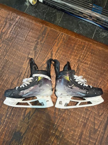 2023 Bauer Vapor Hyperlite 2 Hockey Skates Regular Width 10 (Used) with extra steel