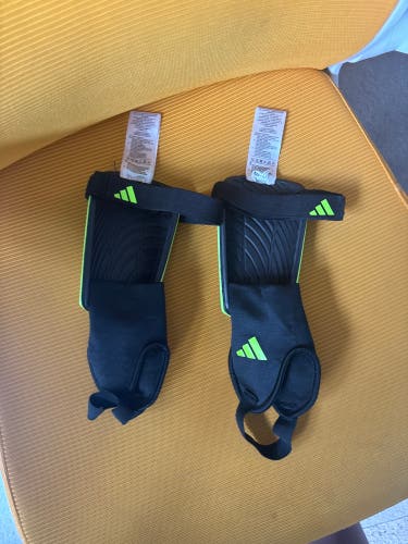 Unisex Medium Adidas Shin Guards (Used)