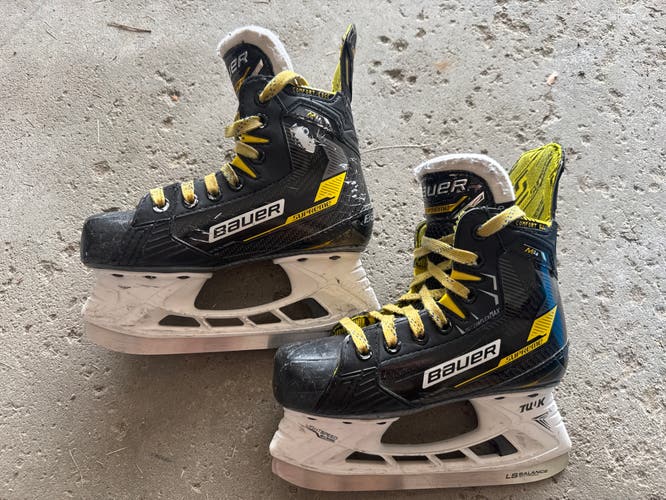 2022 Bauer Supreme M4 Hockey Skates Regular Width Size 1.5 (Used)