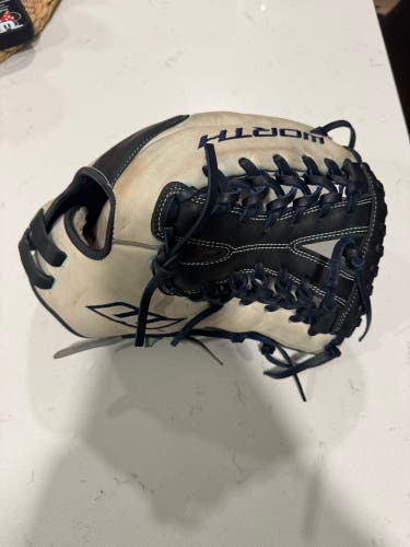Worth LA125FS Liberty Advanced RHT Fast Pitch Softball Glove 12.5" (Used)