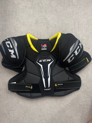 Men's Extra Large Senior CCM Tacks 9550 Shoulder Pads (Used)