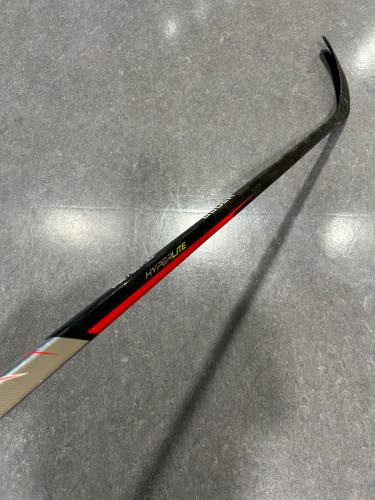Intermediate Bauer Vapor Hyperlite Hockey Stick | RH P92