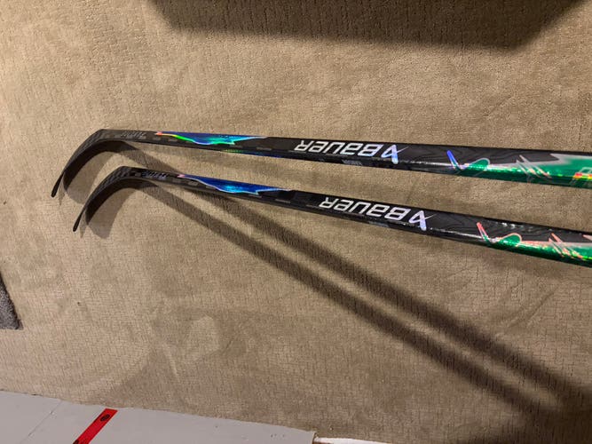 Senior Bauer Vapor Flylite Right Handed Hockey Stick P90TM 77 Flex (New)