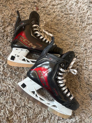 2025 CCM Jetspeed FT8 Hockey Skates Regular Width 6.5 (Used)