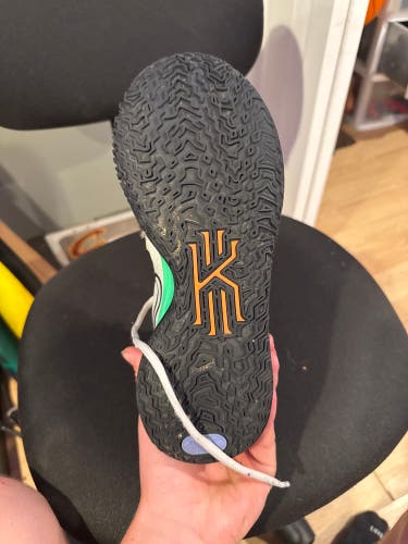 Men's Size M 7.5 (W 8.5) Nike Kyrie 7 Shoes (Used)