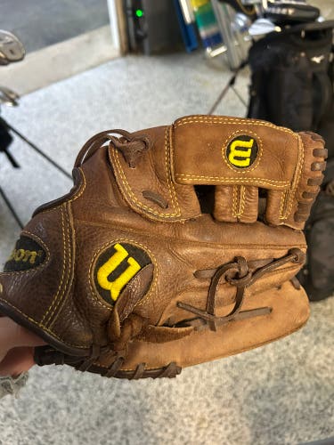 Wilson A800 RH Infield Baseball Glove 11.75" (Used)