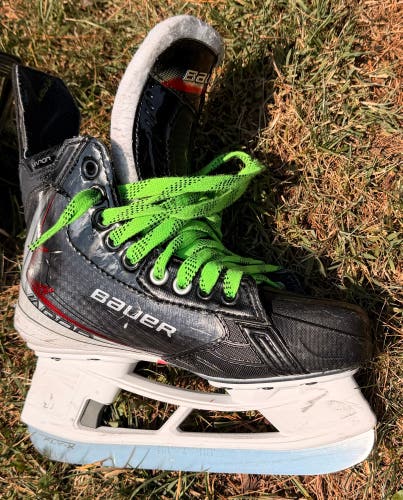 2025 Bauer Vapor Fly40 Hockey Skates Extra Wide Width Size 4 (Used)