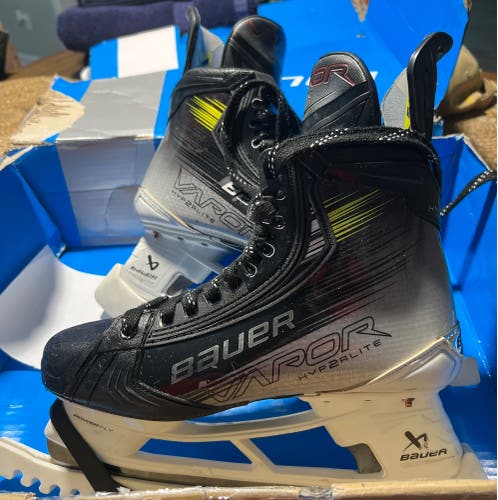 Black 2023 Bauer Vapor Hyperlite 2 Hockey Skates 8.5 (Used)