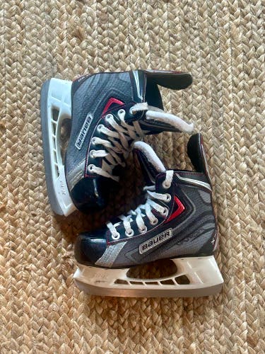 Black 2013 Bauer Vapor X30 Youth Hockey Skates 12 (Used)