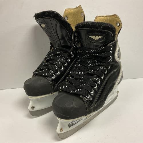Used Mission AMP 4 Junior Hockey Skate Black Junior 04.5 11855-S000207609
