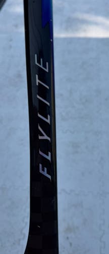 Youth Bauer Vapor Flylite Right Handed Hockey Stick P28 20 Flex (Used)
