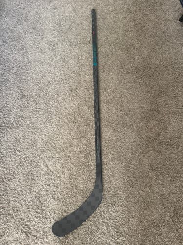 Senior CCM Vizion Right Handed Hockey Stick P29 70 Flex (New)