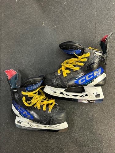 Junior CCM JetSpeed XTRA PLUS Hockey Skates | Size 2.5 (Wide)