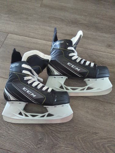 CCM Tacks 9040 Hockey Skates Size 1 (Used)