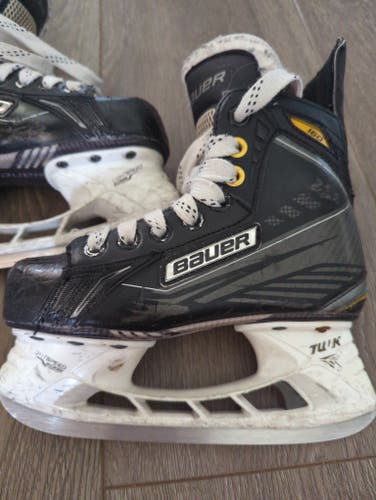 Bauer Supreme 160 Hockey Skates Size 1.5 (Used)