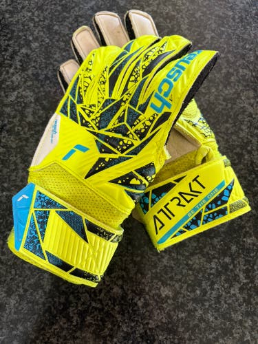 Small Reusch Attrakt Goalie Gloves size 6 (Used)