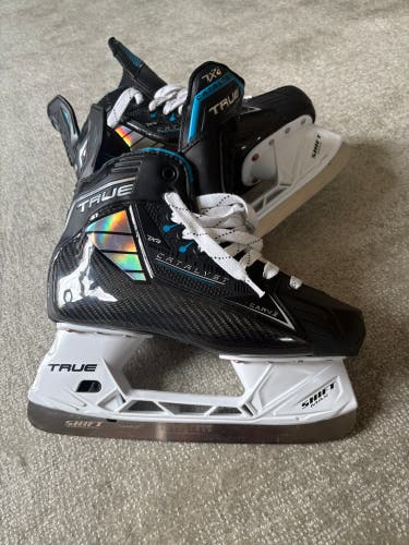 2024 True Catalyst 7x4 Hockey Skates Wide Width 6.5 (Used)