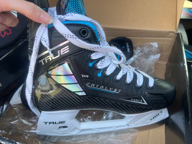 Black True Catalyst 7x4 Hockey Skates Regular Width 7.5 (New)