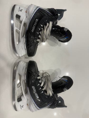 2025 Bauer Vapor Flylite Hockey Skates Regular Width Size 2.5 (Used)