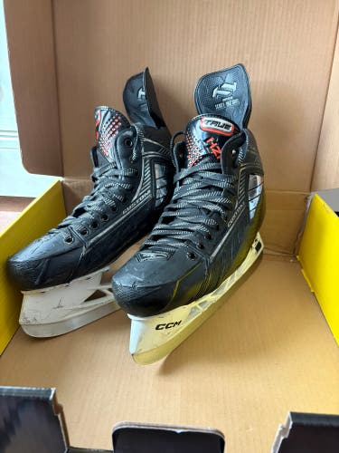True Pro Custom Hockey Skates Regular Width 9 (Used)