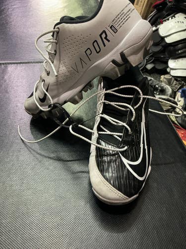 Used Nike Youth FB Cleats White Youth 06.0 10743-C000473464