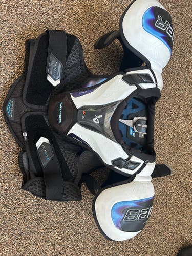 Men's Medium Intermediate Bauer Vapor Flylite Shoulder Pads (Used)