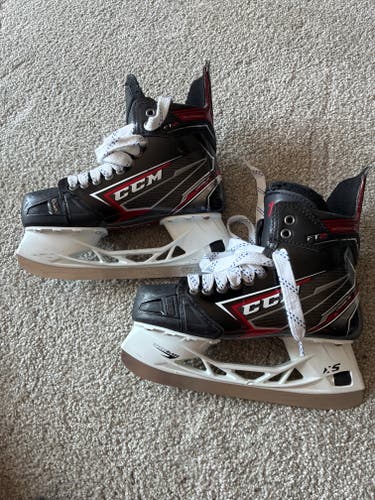 Black CCM JetSpeed FT2 Hockey Skates Regular Width Size 4.5 (Used)