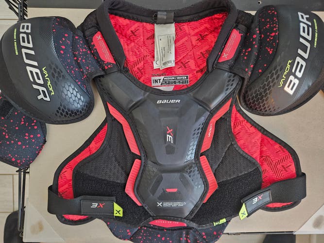 Medium Intermediate Bauer Vapor 3X Shoulder Pads (Used)