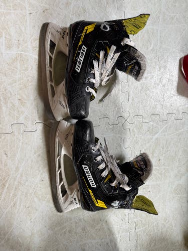 Black 2022 Bauer Supreme M4 Hockey Skates Size 3.5 (Used)